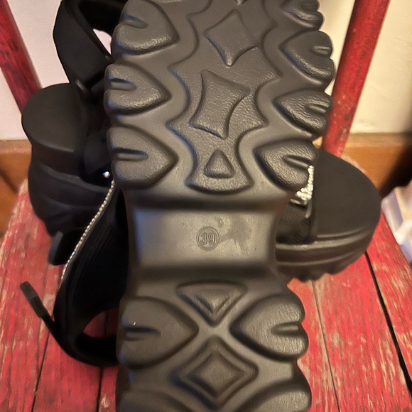 These shoes comfy and sexy at same time Straps are adjustable - Picture 3 of 3